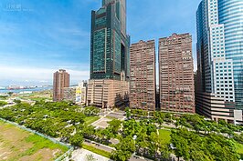 上到空中花園區，雖然艷陽熾烈，不過周邊展望極佳。八五大樓盡在咫尺，而高雄港就在不遠處，充分體現了港都高雄的特色。