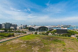 在空中花園也可遠眺充滿曲線魅力的高雄展覽館。若有耐性等待一下，普試營運的輕軌就在眼前緩緩駛過。