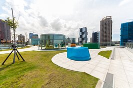 才剛啟用一年的空中花園，雖然草木不見茂密，但可預見多年後高聳的林蔭將會是避暑賞景的絕佳去處。