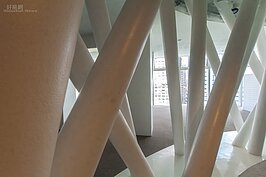 看似隨意交叉的衍構，是支撐總圖的臂架，也是一個藝術品。