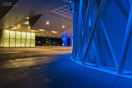 由一樓的所有樑柱支撐就可看到總圖設計的經典。負責支撐整棟建築的四角落柱，有圓也有方，夜間點起燈後更顯得迷離。