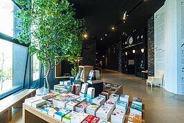 這裡的圖書以人文視野、藝術文化與美學風格等各類書籍為主，空間明亮開放。