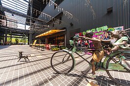 室外空間則有許多裝置藝術，還有露天的座位區可以在此小酌談天。