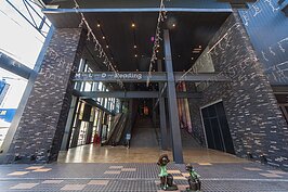 誠品書店成為書店的經營指標。在此雖然沒誠品，卻有一間MLD Reading，充滿了各式各樣的藝術美學與旅行圖書，還有已經要絕跡但又風潮再起的黑膠音樂館。