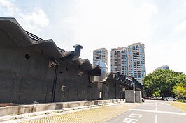 逛完了總圖後，腳力允許下，不如沿著輕軌漫步，朝中鋼總部大樓方向前往MLD台鋁商場，這是由影城、書店以及購物中心還有開放餐飲等各類商店所組成的商場。前身則為台灣鋁業工廠。由停車場看過去，依舊維持當年的工廠外觀。