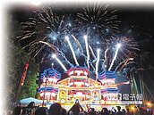雞籠中元祭　萬盞霓虹燈、煙火 閃爆夜空