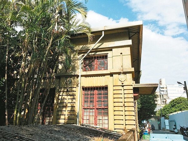 新竹州圖書館興建於1925年,後來被新光集團買下,成為私有建築。 記者蔡昕穎/攝影