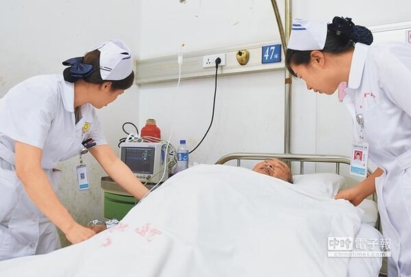 台灣旅遊團在福建龍岩遇險的5名傷員被轉至龍岩市第一醫院治療，部分家屬已於昨晚抵達當地。（新華社）
