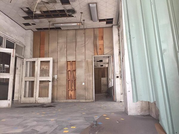 醫院荒廢23年內部仍留下不少物品未移動。記者綦守鈺/攝影