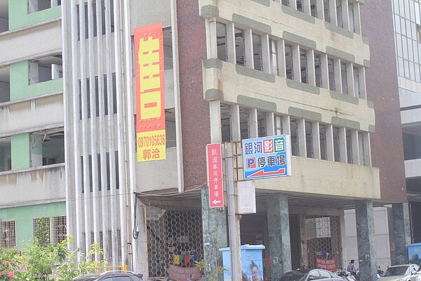不少眼尖的居民發現位於西門路與南寧街口精華地段,廢棄近23年、佔地300坪的醫院,最近掛上了出售布條。記者綦守鈺/攝影