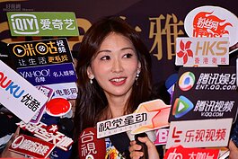 受媒體簇擁的林志玲