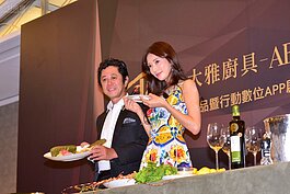 即使是吃生魚片，也維持著一貫氣質