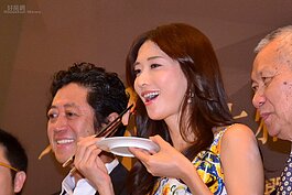 當張開口吃時，林志玲可愛的一面立即顯露