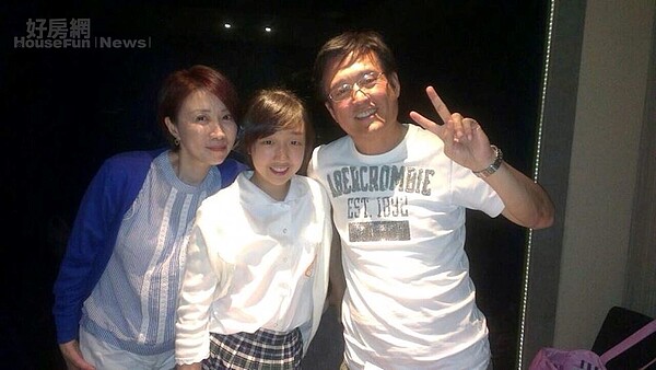 7.檢場(右)、李翊君夫婦和女兒一家三口生活甜蜜。(翻攝自檢場臉書)