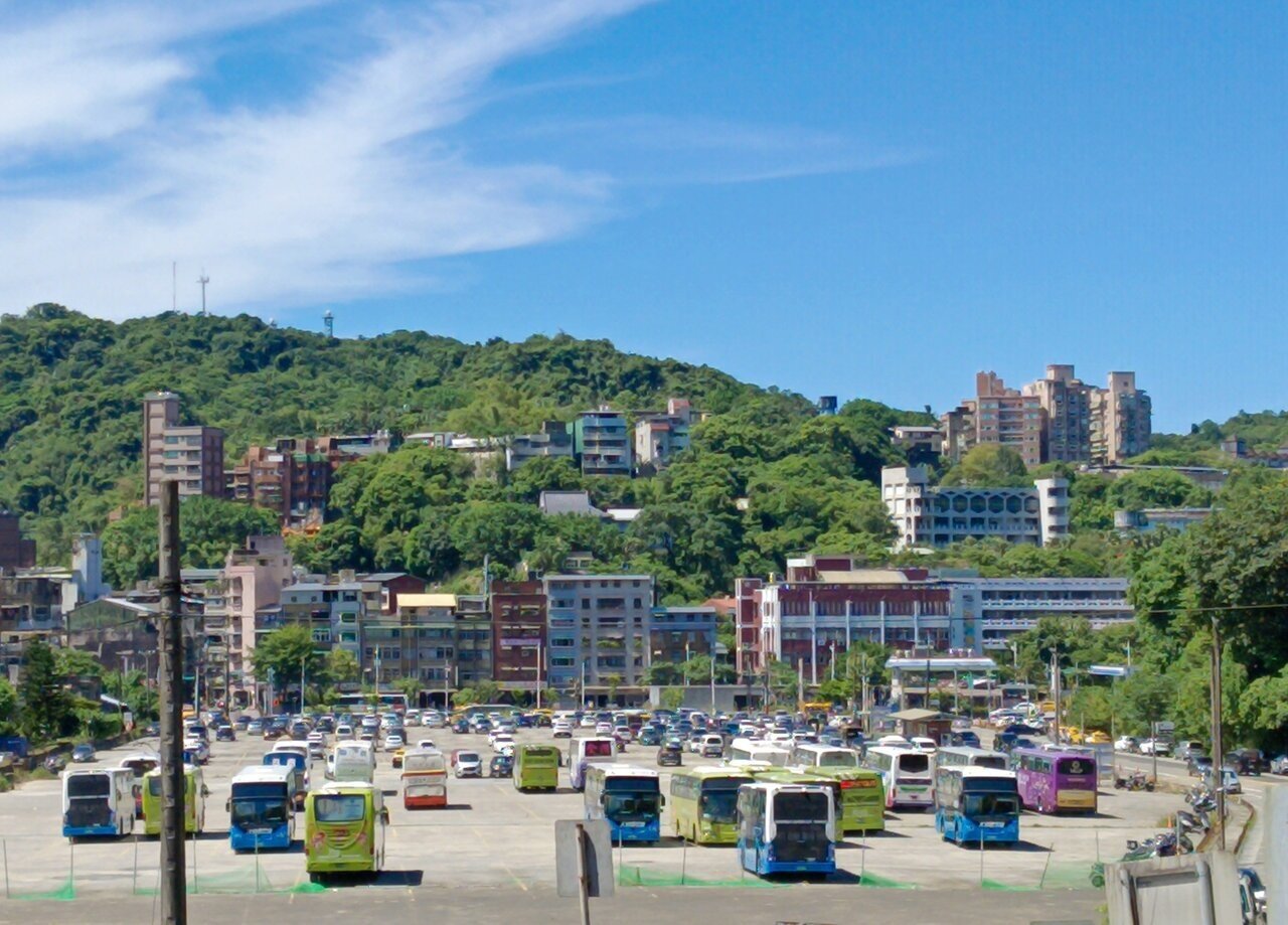 基隆市提供500多個汽車位的六合停車場，8月1日起停止臨時停車，月租車主只能停到8月31日。基市府今天表示，會協助溝通地主暫緩收回土地，讓民眾有更多緩衝時間。記者邱瑞杰／攝影 