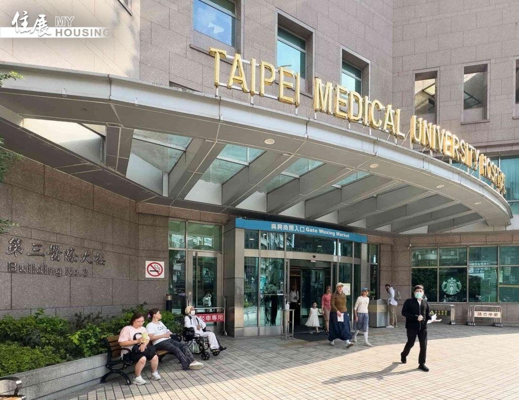 根據內政部調查，多數高齡者偏好距離醫院約800公尺至1公里，不僅方便就醫，也避免緊鄰醫院帶來的心理壓力。