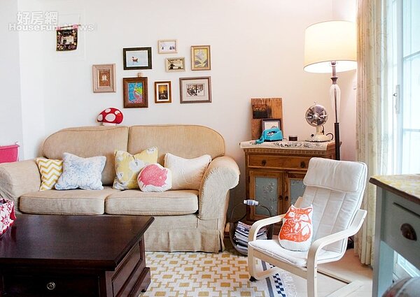 2.	鄉村風溫馨客廳，以照片裝飾牆面。
