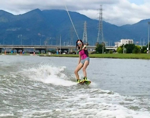 王心恬練習滑水時落水摔傷,仍堅持練習。(圖/翻攝自王心恬CandyWang臉書專頁)