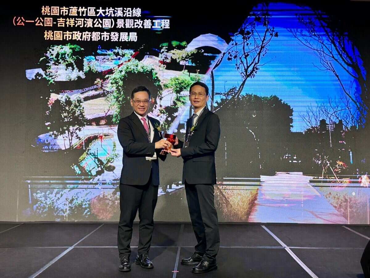 桃園市都發局總工程司陳瑛琺(右)代表接受內政部國土管理署副署長朱慶倫(左)頒獎。圖:都發局提供