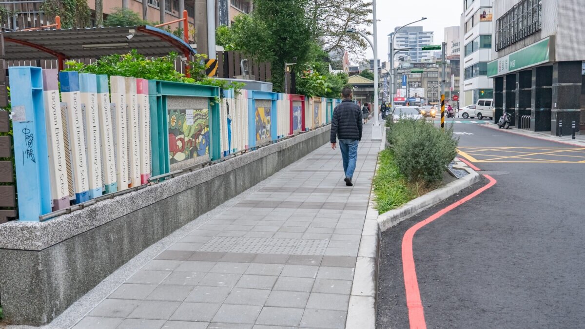 桃小通學廊道改造人行環境、大坑溪串聯水岸綠廊與自行車網、桃林鐵路第五期活化舊鐵道路廊,三項建設獲得金質獎肯定。圖:都發局提供