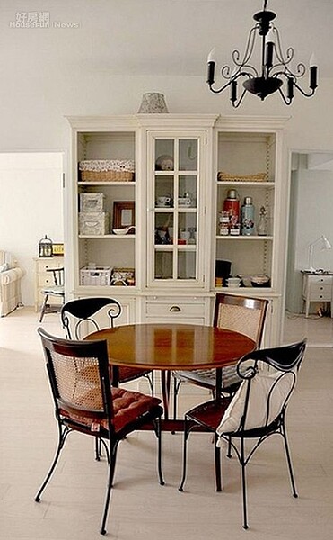 
5.	客廳旁的小小的餐廳，典雅溫馨。