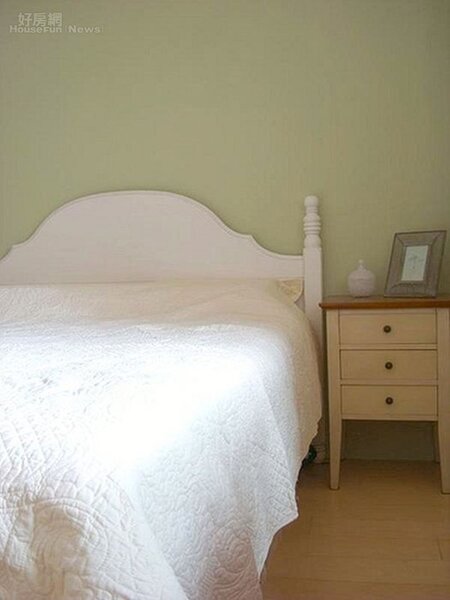 9.	臥房漆成柔柔的綠色，白色床架加上衍縫被。