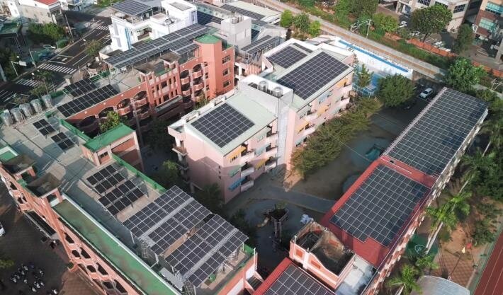 屋頂優先的能源轉型政策,還能提升城市的能源自主與韌性,應對極端氣候挑戰。圖/台南市政府提供