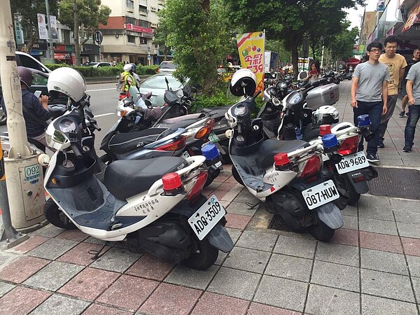 永慶房屋忠孝復興店房仲協助警方壓制嫌疑犯。(永慶房屋提供)