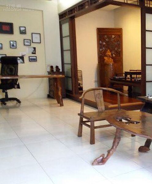 4和室一旁緊鄰工作區,整個辦公室有30餘坪。