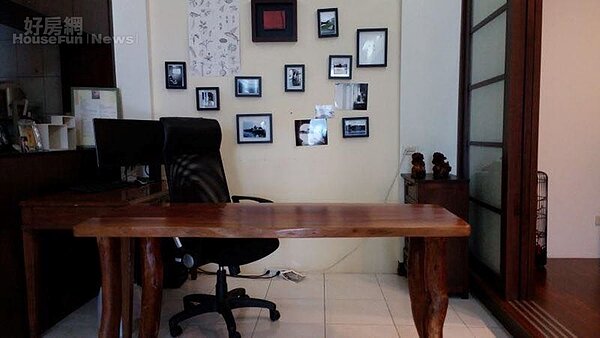 2專屬辦公區很活潑,牆壁擺了不少相框。