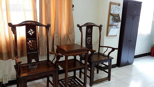 5辦公室內有不少中國傢俱,都是楊珮和老公長年的蒐藏品。