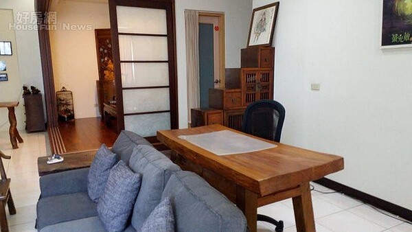 7客廳沙發後方的長型木製辦公桌非常別緻。