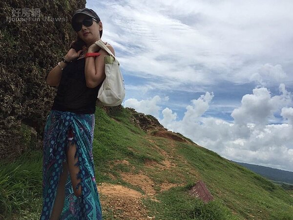 9楊珮為了自創潮牌包,還當起模特兒。