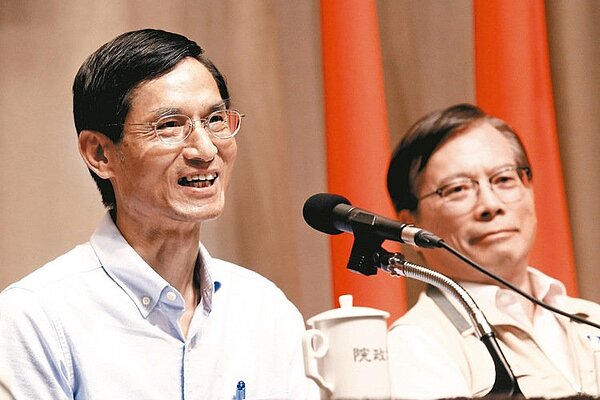 國道收費員自救會歷經兩年抗爭與政府協商成功,行政院上午由政務委員林萬億(左)、勞動部長郭芳煜出面說明協商結果,終於解決這歷時許久的問題,兩人在記者會上展笑顏。 記者王騰毅/攝影