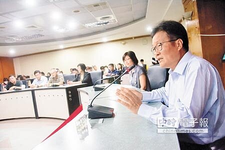 高市副市長陳金德(右)昨召集旅宿業者舉辦登革熱宣導會,呼籲共同防堵登革熱境外移入。(林宏聰攝)