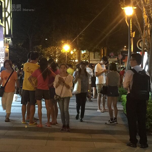 豪宅「吉美君品」前抓寶樂(好房網News記者林美欣攝影)