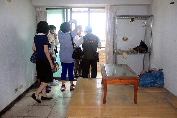 行政執行署台南分署今年首度試辦帶看法拍屋,受廣大迴響與好評。台南分署今天再次帶看鄰近東區南紡夢時代商圈的中古電梯大樓,每坪10萬元低價,吸引30多位民眾到場看屋。記者曹馥年/攝影
