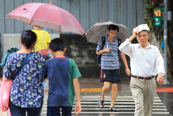 今天台灣位處低壓帶，受到偏南風影響，台北天氣不穩，不到中午就降下局部短暫陣雨，今日各地有局部大雨發生的機率。記者林伯東／攝影