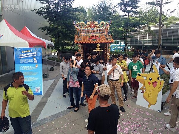 金門風獅爺商店街寶可夢撒花吸引民眾。(業者提供)