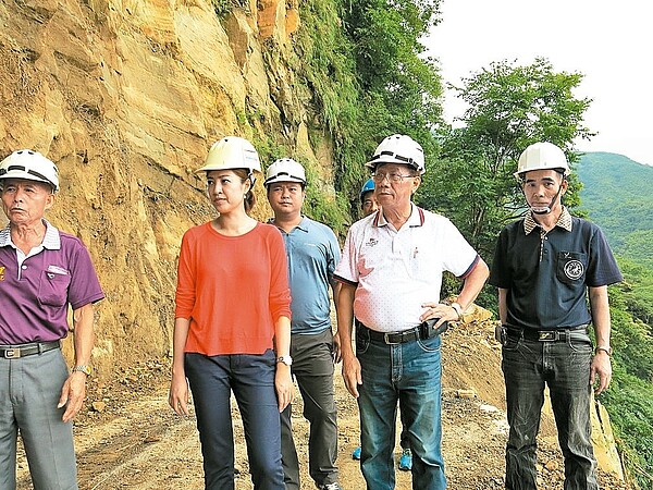 南投縣長林明溱、立委許淑華一同會勘竹山往天梯路段搶通工程。 記者黑中亮／攝影