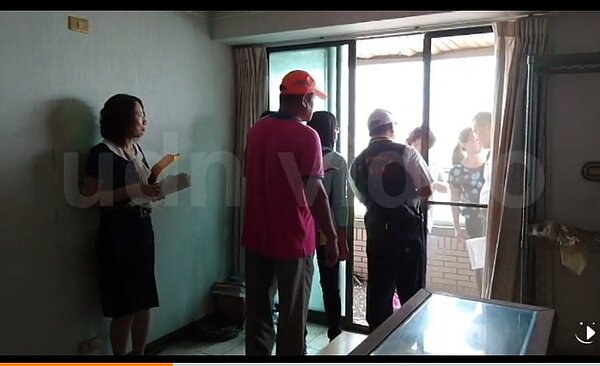 行政執行署帶看法拍屋,吸引相當多民眾看屋 (翻攝udn tv)