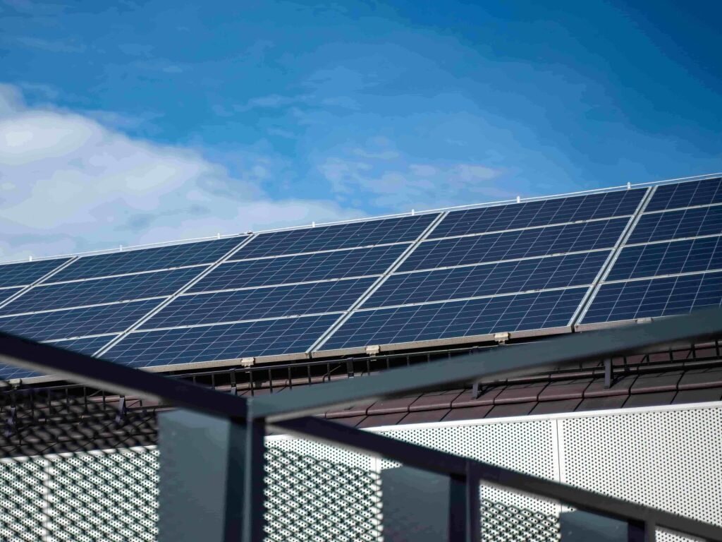 目前，住宅類建築已暫緩納入光電新制適用範圍，後續將待管理機制及相關配套更加完備後，再研議推動方式。示意圖／pexels
