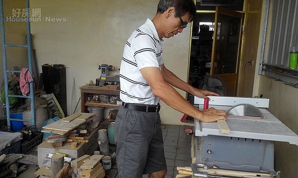5.	黃茂良樂在自家工作間玩製木頭。
