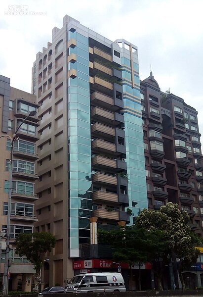 2. 新生南路上的豪宅「幕府十六」1998年落成啟用。