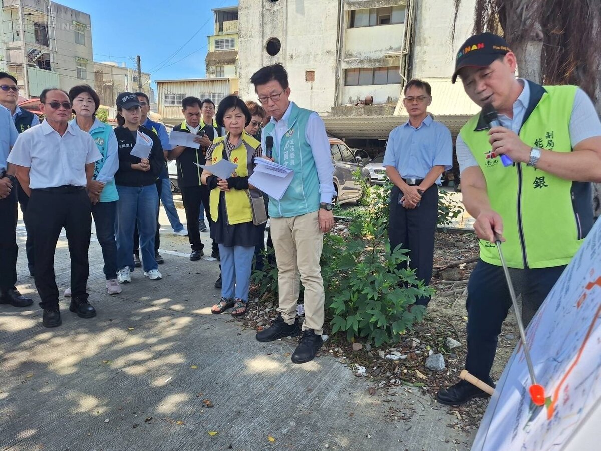 立法院財政委員會考察台南建設,市府交通局副局長熊萬銀(右)簡報規畫案。圖/台南市交通局。