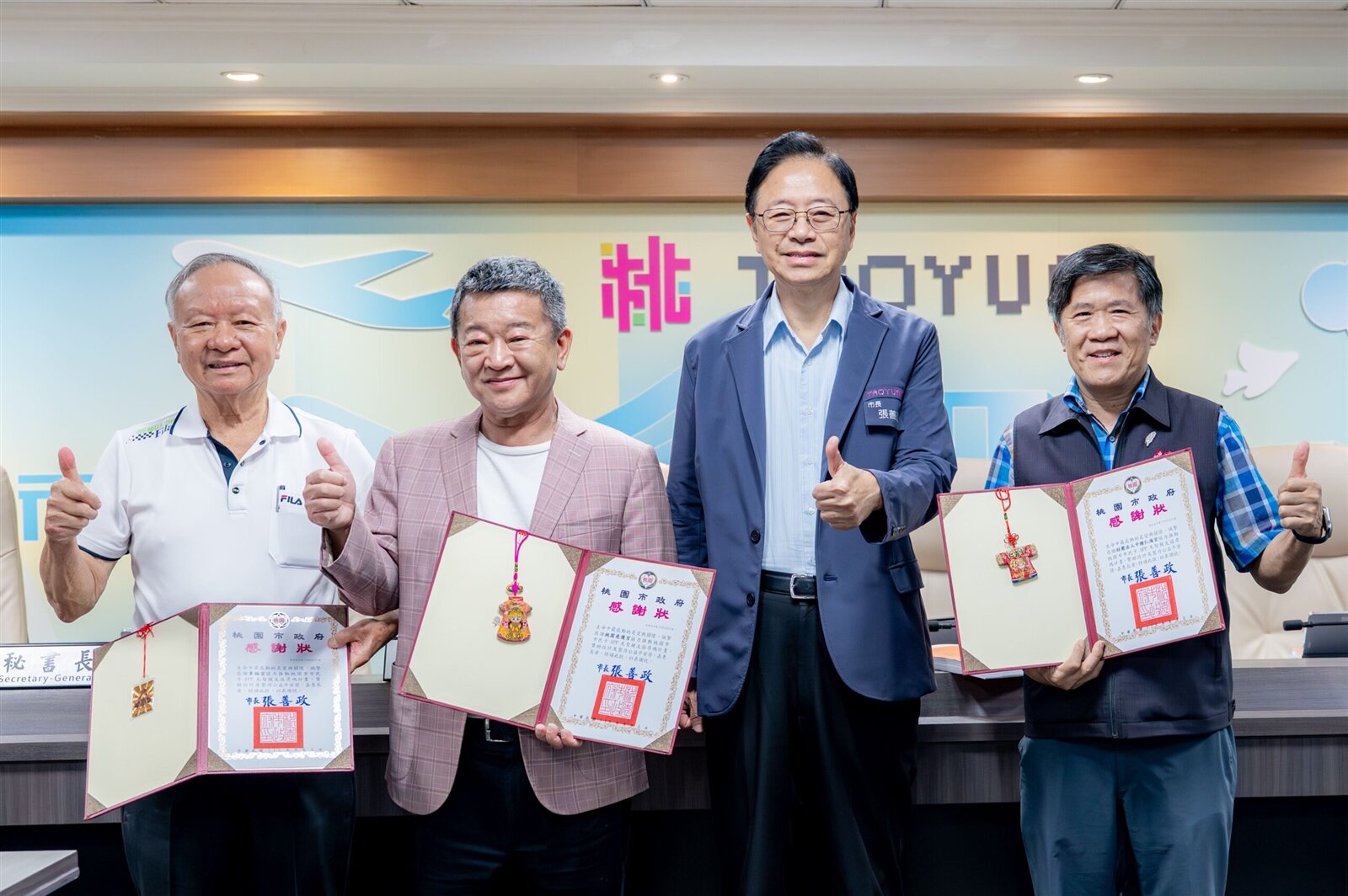 桃園市府除推動「失智親友協尋碼」上線，也攜手仁海宮、慈護宮及景福宮推出三款專屬平安符。圖：市府提供