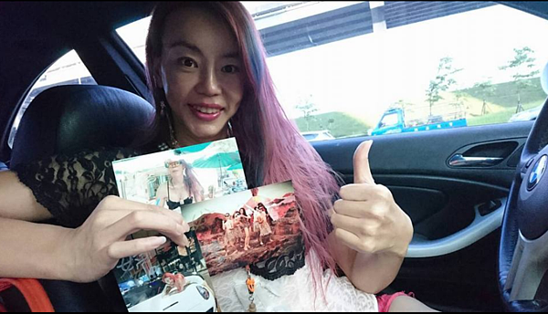 法拉利姊張婷婷稍早在座車上宣傳活動，晚間車子就被砸壞，讓她氣得臉都綠了。（圖／擷取自張婷婷臉書專頁）