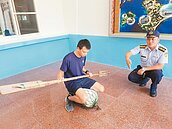 坐保麗龍球划槳　廈門偷渡金門