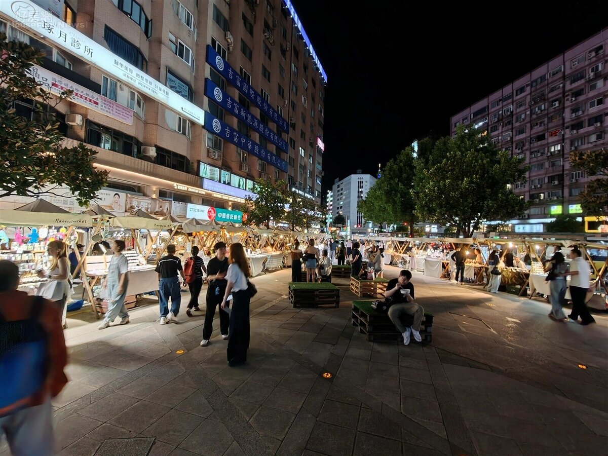混市集位於台北東區的徒步區空間,吸引許多過路民眾駐足。圖/好房網News記者王震濂 拍攝