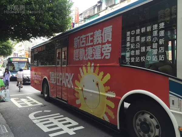 新店安坑陽光PARK公車行動廣告 (好房網news林美欣攝影)
